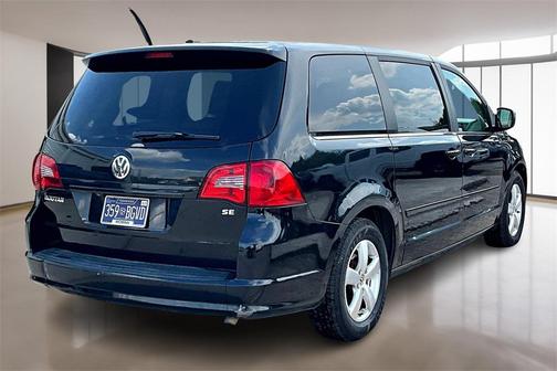 2010 Volkswagen Routan SE