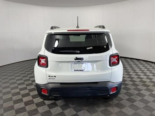 Photo 3 of 21 of 2017 Jeep Renegade Latitude