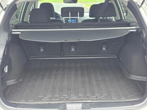 Crystal White Pearl 2019 Subaru Outback 2.5i Premium