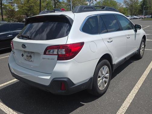 Crystal White Pearl 2019 Subaru Outback 2.5i Premium