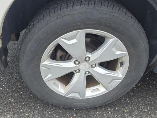 Satin White Pearl 2015 Subaru Forester 2.5i Premium