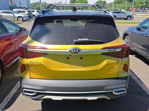 Starbright Yellow/Black Roof 2021 Kia Seltos S