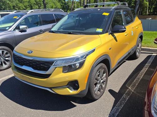 Starbright Yellow/Black Roof 2021 Kia Seltos S