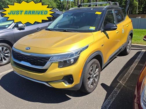 Starbright Yellow/Black Roof 2021 Kia Seltos S