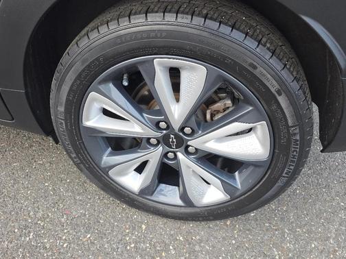 Gray Ghost Metallic 2022 Chevrolet Bolt EUV FWD LT