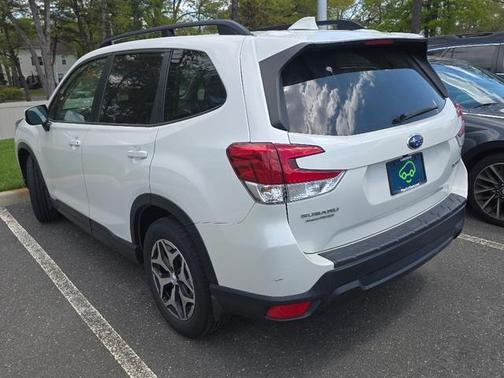 Crystal White Pearl 2019 Subaru Forester Premium
