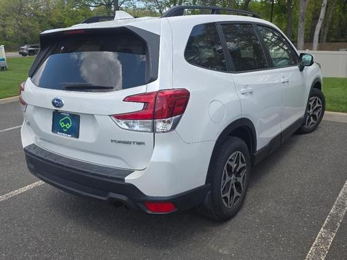 Crystal White Pearl 2019 Subaru Forester Premium