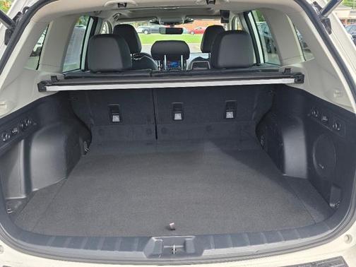 Crystal White Pearl 2022 Subaru Forester Touring