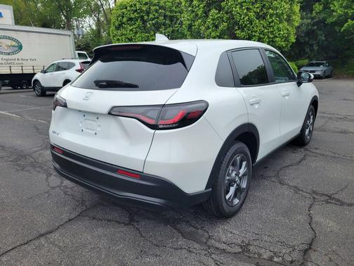 Platinum White Pearl 2027 Honda HR-V LX