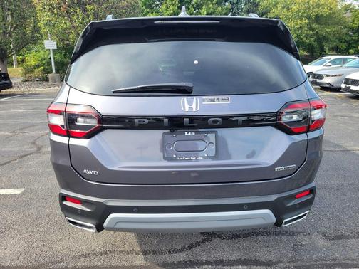 2025 Honda Pilot Touring 8-Passenger