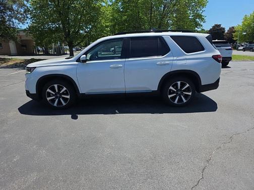 Platinum White Pearl 2023 Honda Pilot Touring 8-Passenger