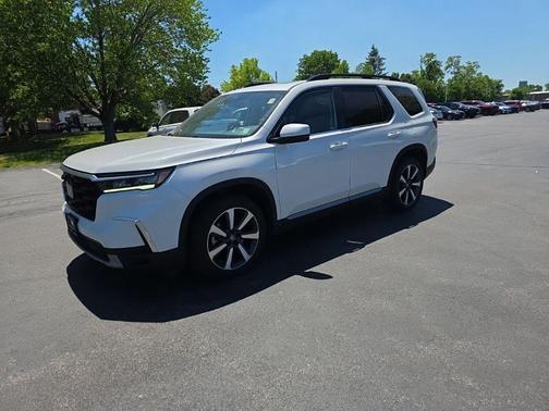 Platinum White Pearl 2023 Honda Pilot Touring 8-Passenger