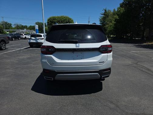 Platinum White Pearl 2023 Honda Pilot Touring 8-Passenger