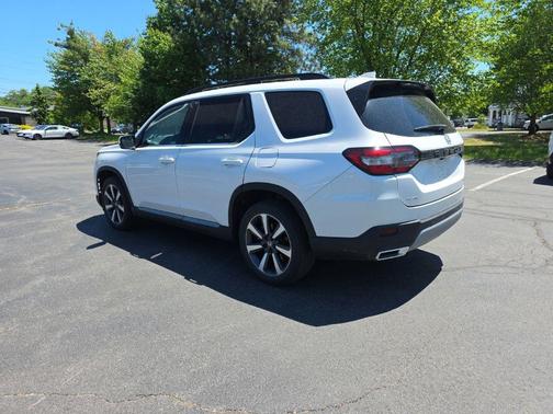 Platinum White Pearl 2023 Honda Pilot Touring 8-Passenger