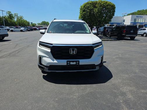 Platinum White Pearl 2023 Honda Pilot Touring 8-Passenger