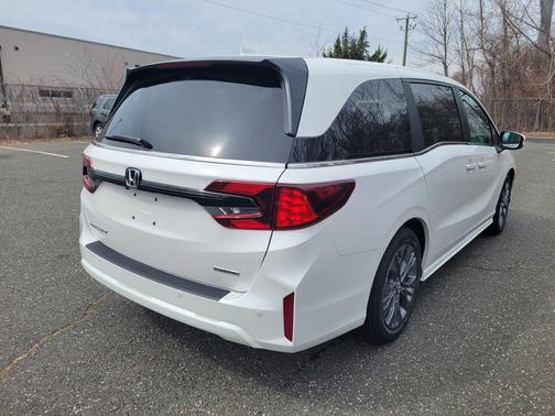 Platinum White Pearl 2026 Honda Odyssey Touring