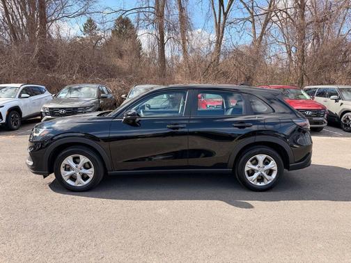 Crystal Black Pearl 2025 Honda HR-V LX