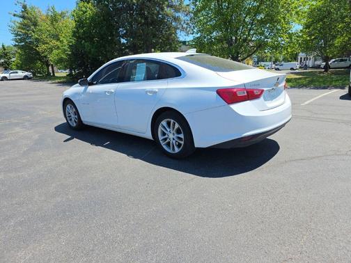 Summit White 2017 Chevrolet Malibu 1LT