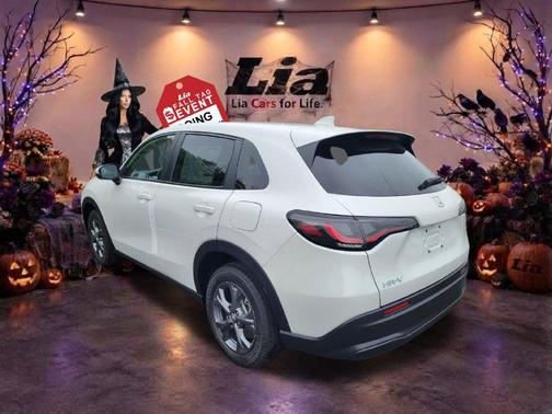 Platinum White Pearl 2027 Honda HR-V LX
