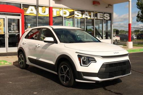 White 2025 Kia Niro LX