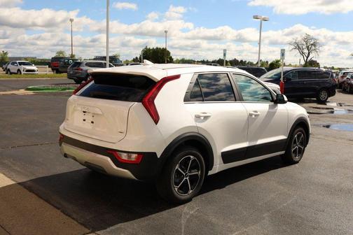 White 2025 Kia Niro LX