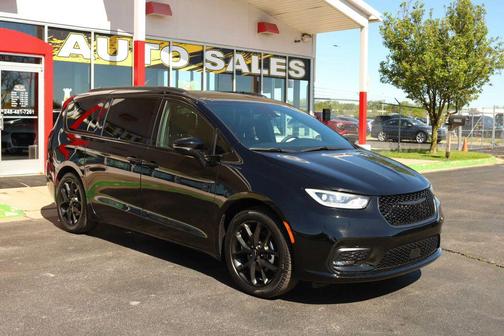 Black 2025 Chrysler Pacifica Limited