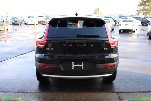 2025 Volvo XC40 B5 Core Bright Theme