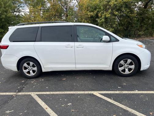 2016 Toyota Sienna LE