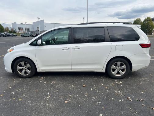 2016 Toyota Sienna LE