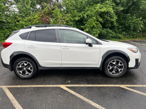 Crystal White Pearl 2018 Subaru Crosstrek 2.0i Premium