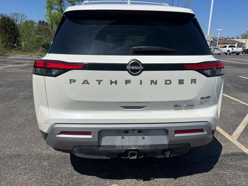 Pearl White Tricoat 2022 Nissan Pathfinder SL 4WD