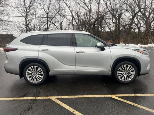 2025 Toyota Highlander Platinum