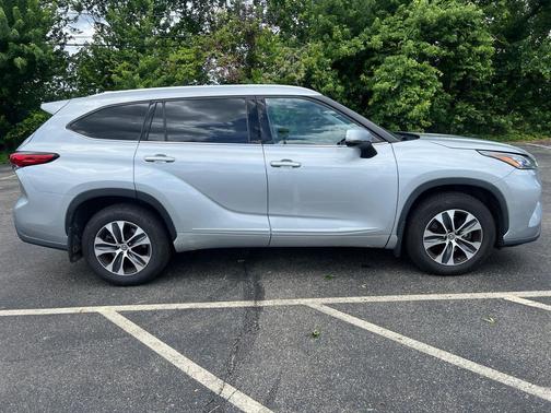 Celestial Silver Metallic 2020 Toyota Highlander XLE