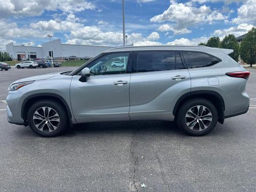 Celestial Silver Metallic 2020 Toyota Highlander XLE