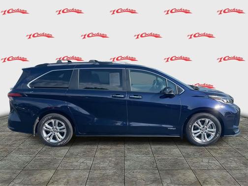 2021 Toyota Sienna XSE 7 Passenger