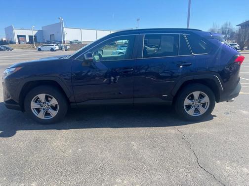 2022 Toyota RAV4 Hybrid XLE