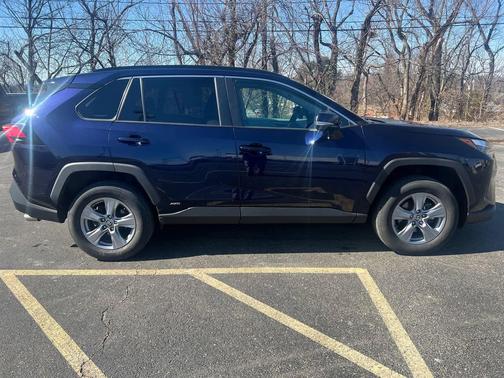 2022 Toyota RAV4 Hybrid XLE