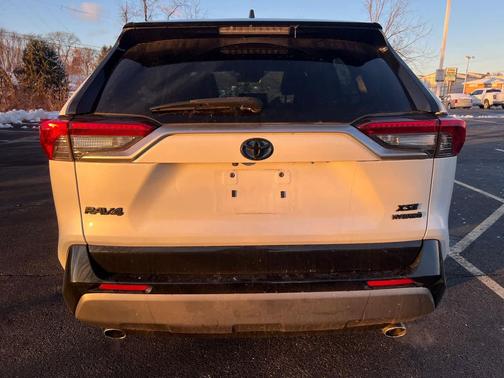 2022 Toyota RAV4 Hybrid SE