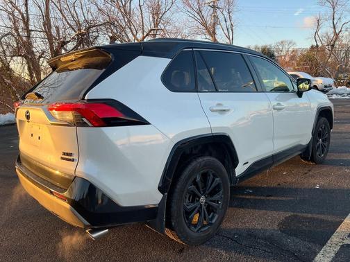 2022 Toyota RAV4 Hybrid SE