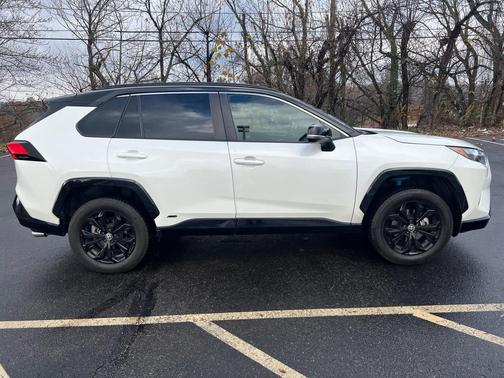 2022 Toyota RAV4 Hybrid SE