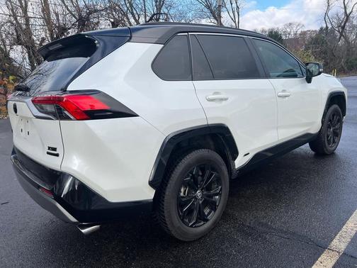 2022 Toyota RAV4 Hybrid SE