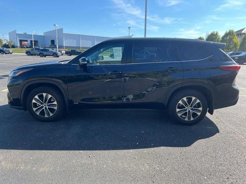 2022 Toyota Highlander Hybrid XLE