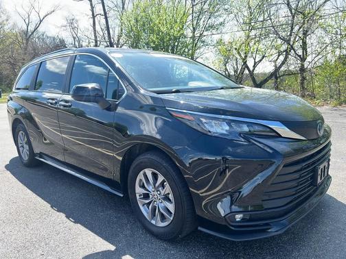 2025 Toyota Sienna XLE