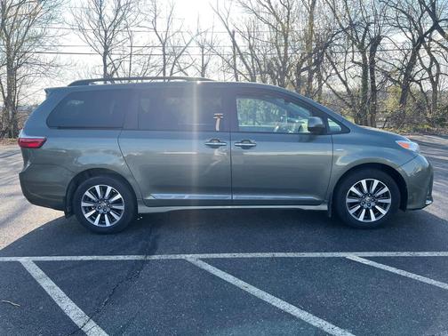 2020 Toyota Sienna XLE