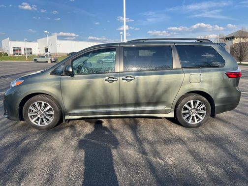 2020 Toyota Sienna XLE