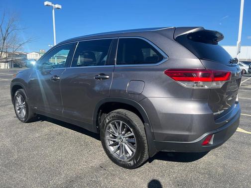 Predawn Gray Mica 2019 Toyota Highlander Hybrid XLE