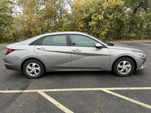 2023 Hyundai ELANTRA SE