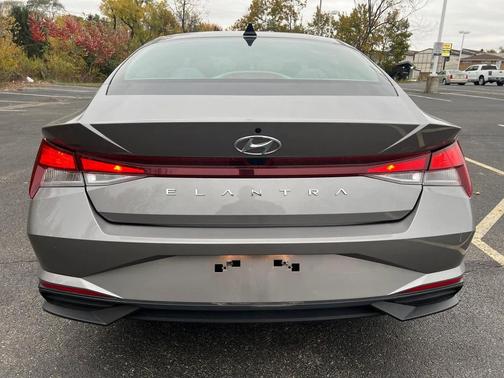 2023 Hyundai ELANTRA SE