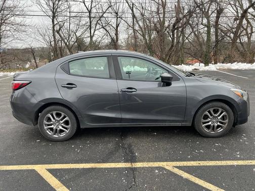 2019 Toyota Yaris Sedan LE