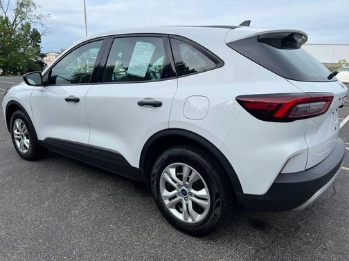 Oxford White 2023 Ford Escape SE